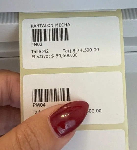 Etiqueta de pantalón con talle y precio efectivo/tarjeta
